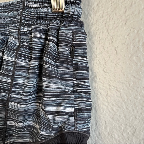 Lululemon Hotty Hot Short II 2.5" Women’s 4 Gray Black Striped - Picture 8 of 11